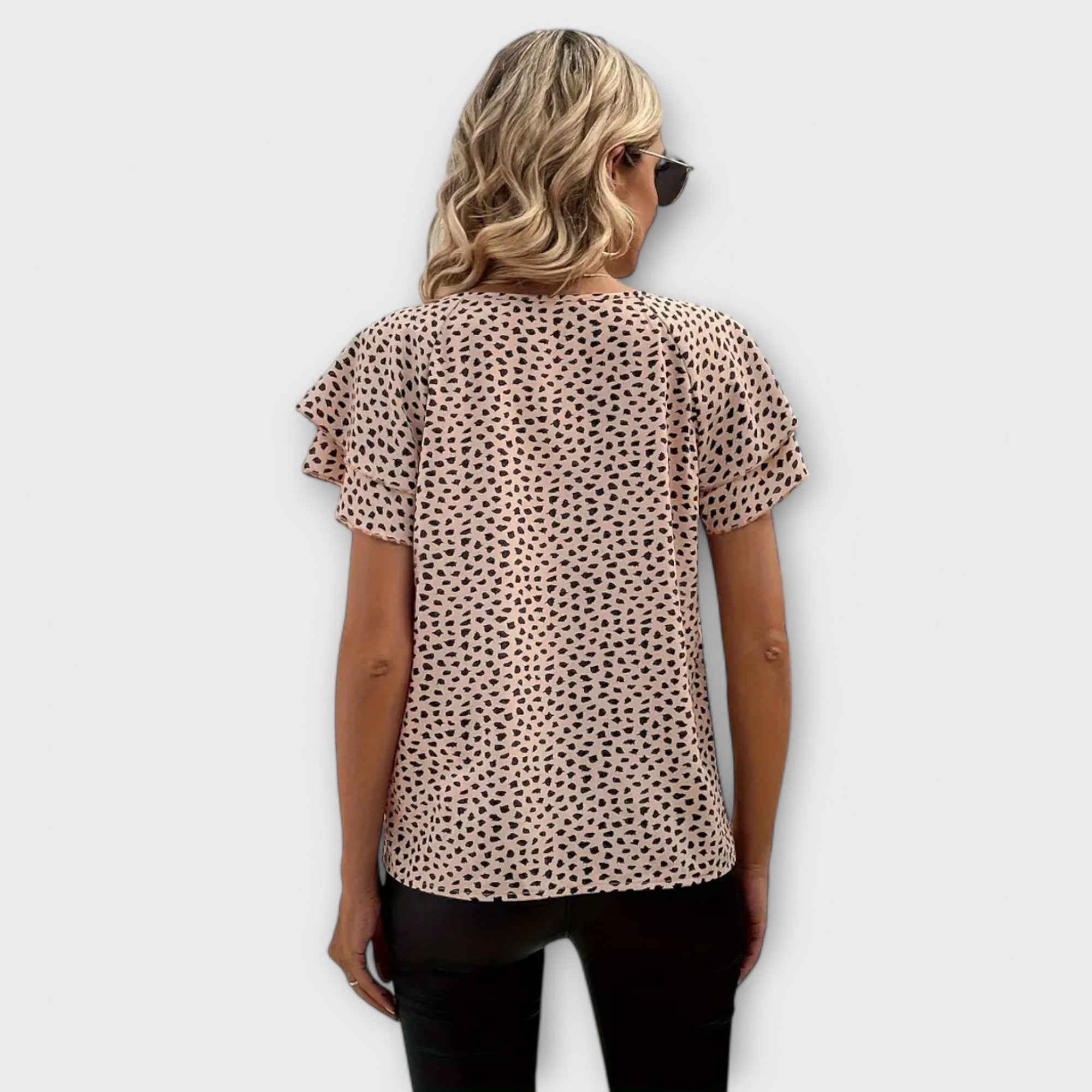 Emily – Bluse med Allover-Print og Flæsedetaljer