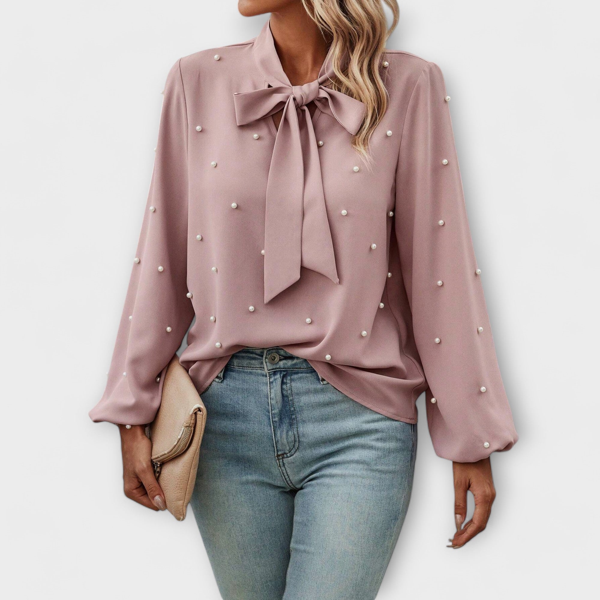 Sophia – Elegant bluse med perledetaljer og sløjfe