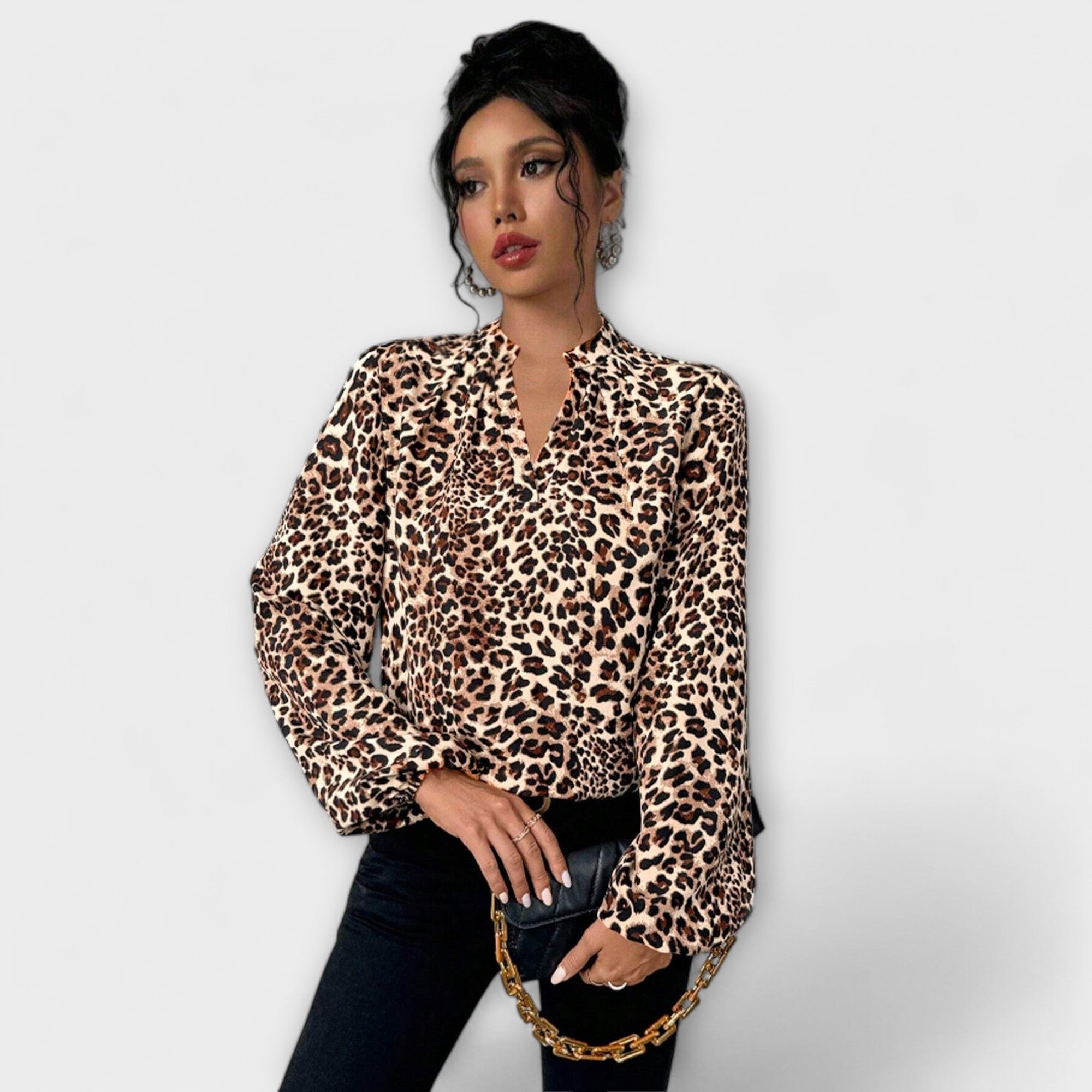 Elegant leopardmønstret bluse med V-hals