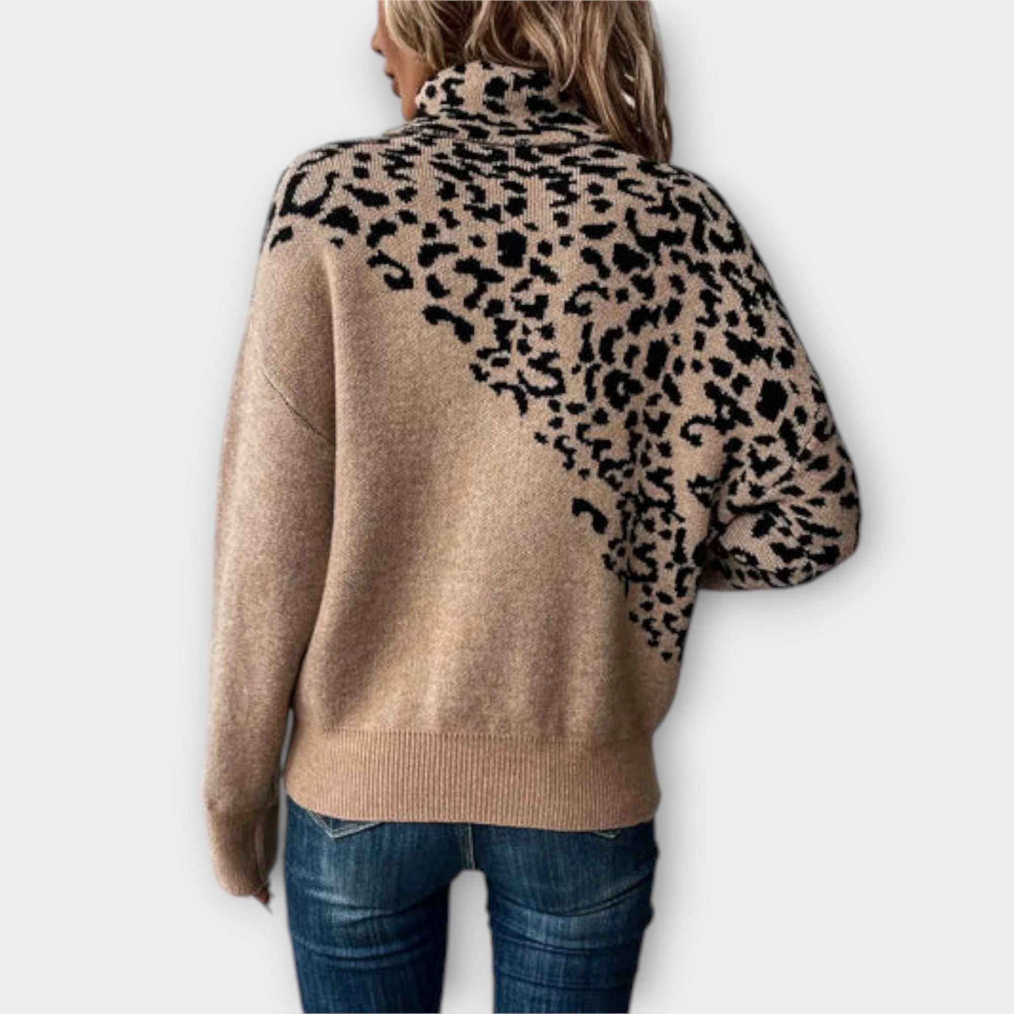 Zoila – Strikket Sweater med Leopardmønster