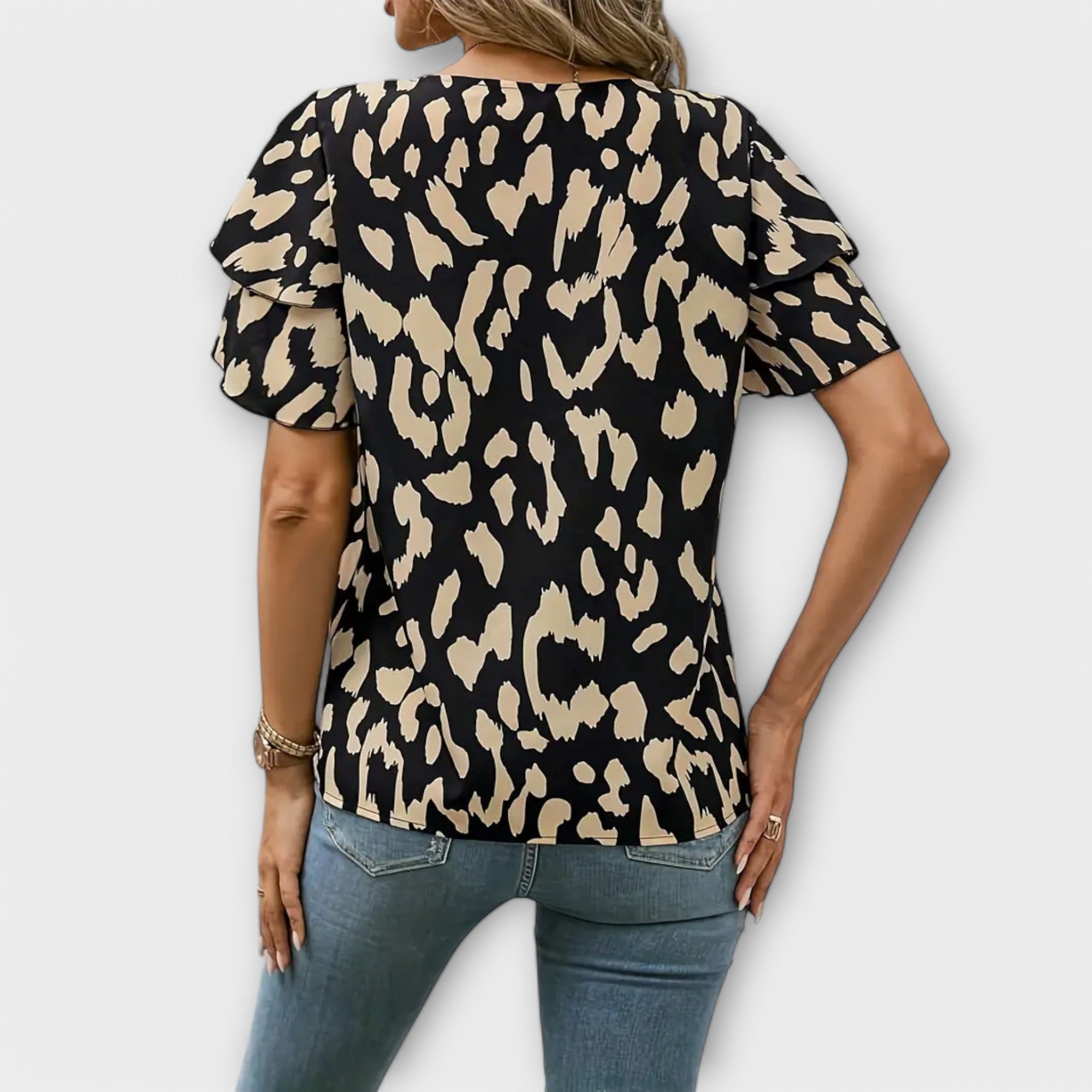 Lela – Stilfuld bluse med leopardærmer