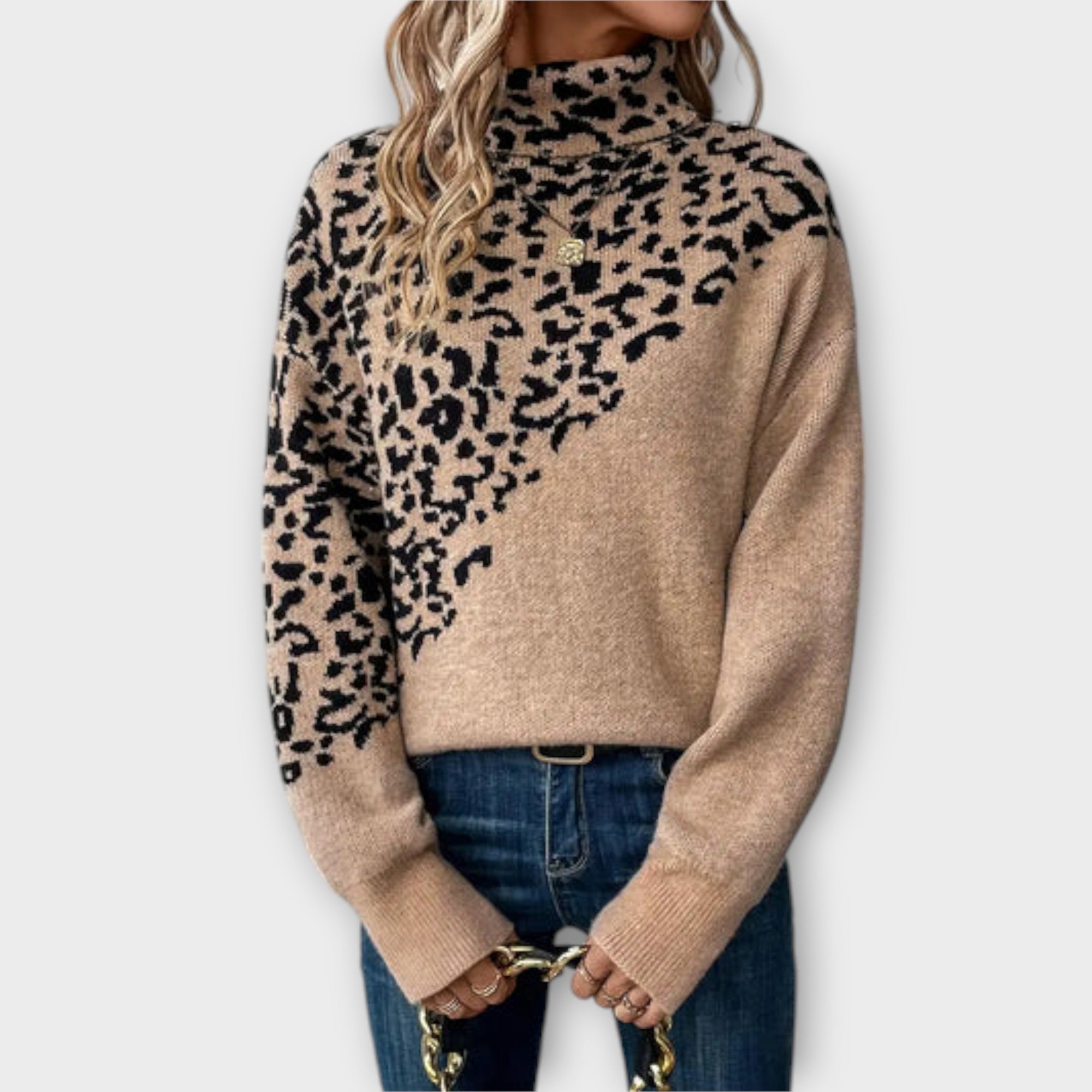 Zoila – Strikket Sweater med Leopardmønster