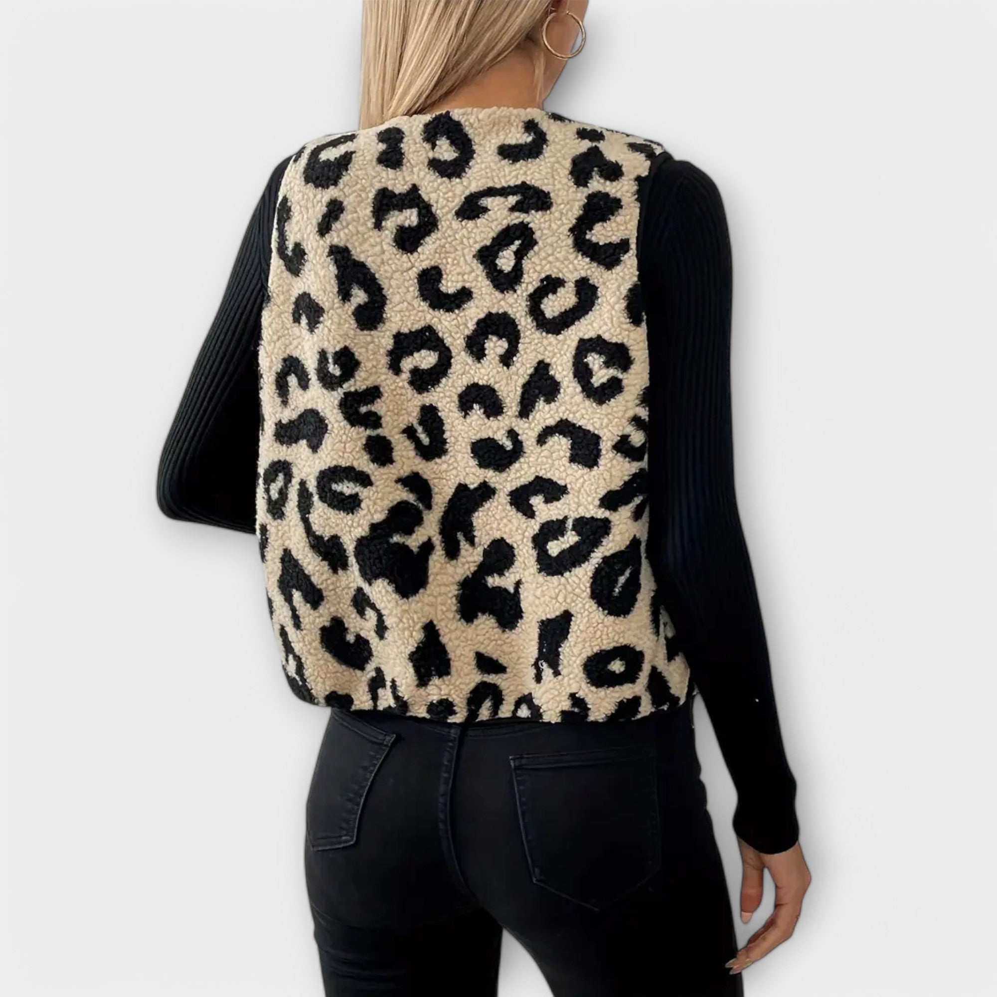 Clara – Elegant Vest med Leopardmønster og V-udskæring